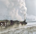 Bei idealen Winterbedingungen war der Silvesterzug der Zillertalbahn am letzten Tag des Jahres 1984 unterwegs, hier bei Fügen. (31.12.1984) <i>Foto: Joachim Schmidt</i>
