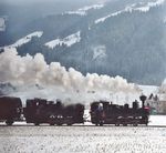 Lok 2 (Bauart U, Krauss/Linz, Baujahr 1900) und Lok 5 (Bauart Uh, Krauss/Linz, Baujahr 1930) vor dem Silvesterzug zwischen Fügen und Kaltenbach. (31.12.1984) <i>Foto: Joachim Schmidt</i>