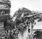 Im Herbst 1944 wird der Reichsbahnverkehr in Hannover maßgeblich von den Belangen der Wehrmacht bestimmt. 41 016 vom Bw Hamm P trifft soeben mit einem DmW-Zug (Schnellzug mit Wehrmachtsteil) im zerstörten Hauptbahnhof ein. (11.1944) <i>Foto: Walter Hollnagel</i>
