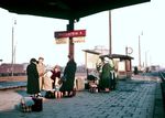 Bahnsteigszene im Bahnhof Plattling, einem zentralen Eisenbahnknotenpunkt im östlichen Niederbayern. (1955) <i>Foto: Reinhold Palm</i>
