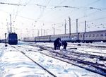 Eine doppelte Kreuzungsweiche wird in Gleisvorfeld des Frankfurter Hauptbahnhofs vom Schnee befreit. Links steht 141 193 vom Bw Frankfurt/M-1 (1971) <i>Foto: Reinhold Palm</i>