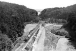 Blick von der 1936 fertiggestellten Brücke der Reichsautobahn 9 (heute A 3) in das Angertal bei Ratingen. Eine unbekannte preußische T 16¹ ist mit P 960 aus Wülfrath talwärts nach Ratingen West unterwegs. Die von Carl Bellingrodt konstatierte 94 280 war zum Aufnahmezeitpunkt bereits ausgemustert. (06.1937) <i>Foto: RVM-Filmstelle Berlin (Bellingrodt)</i>