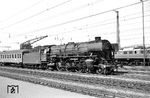 01 1096 (Bw Kassel) vor einem nicht näher bezeichneten Schnellzug in Bebra. (24.05.1964) <i>Foto: Helmut Röth</i>