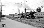 22 043 (Bw Erfurt) fährt mit D 197 aus dem Bahnhof Bebra. (24.05.1964) <i>Foto: Helmut Röth</i>