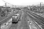 Von der Cornberger Rampe kommend fährt die Frankfurter E 10 133 mit dem D 72 in Bebra ein. (25.05.1964) <i>Foto: Helmut Röth</i>