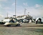 Die "Theodor Heuss" im Fährhafen Großenbrode Kai. Neben der "Deutschland" der DB und der "Kong Frederik IX" der DSB wurde die "Theodor Heuss" ab November 1957 als drittes und größtes Fährschiff auf der Linie Großenbrode - Gedser eingesetzt. Als die "Theodor Heuss" 1963 auf die Vogelfluglinie Puttgarden - Rodby Faerge wechselte, wurde der Bug so umgestaltet, dass die Beladung des Autodecks nun wie bei allen Fährschiffen mit der "Großer Belt-Form" über eine frontal an den Schiffsbug herangeführte Fährbrücke erfolgen konnte. (1961) <i>Foto: Reinhold Palm</i>