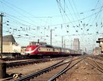 Gegen 9.30 Uhr erreicht VT 11 5014 als TEE 31 "Rhein-Main" (Frankfurt/M - Amsterdam) den Kölner Hauptbahnhof. (1959) <i>Foto: Reinhold Palm</i>