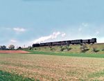 Eine P 8 führt einen Personenzug, wahrscheinlich aufgenommen auf der Rhönbahn Fulda - Bronnzell – Gersfeld. Der Zug besteht aus vier dreiachsigen Abteilwagen der 1956 aufgehobenen 3. Klasse, einem ebenfalls dreiachsigen preußischen Packwagen sowie einem zweiachsigen Stahlwagen von 1929 der 2. Klasse in der Zugmitte. (04.1955) <i>Foto: Reinhold Palm</i>