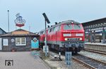 218 366 und 218 344 sind mit Autozug D 1438 aus Niebüll in Westerland/Sylt eingetroffen. (24.01.2019) <i>Foto: Joachim Bügel</i>