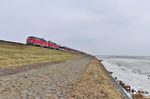 Autozug D 1438 mit 218 366 und 218 344 fährt über das zugefrorene Wattenmeer der Insel Sylt entgegen. (24.01.2019) <i>Foto: Joachim Bügel</i>