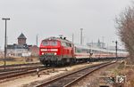 218 397 fährt mit IC 2073 "Uthlande" nach Dresden aus dem Bahnhof Westerland und passiert das ehemalige Bahnbetriebswerk. (25.01.2019) <i>Foto: Joachim Bügel</i>
