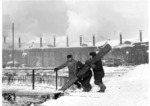 Der eisige russische Winter 1941/42 mit temperaturen unter -40 Grad C führte offenkundig auch zu Ausfällen der motorbetrieben Drehscheiben. Wie hier im FBw Minsk Gbf musste mit Muskelkraft nachgeholfen werden, um weiterhin Loks aus dem 25-ständigen Schuppen drehen zu können. (1942) <i>Foto: RVM (Bandelow)</i>