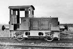 Das normalspurige Pendant zu den Lokomotiven des Typs Ns 2 (vgl. Bild-Nr. 56794) erhielt die Kennung N 2. Es mag wohl die geringe Leistung von nur 30 PS gewesen sein, dass die im Jahr 1950 aufgenommene Produktion bereits nach 15 Exemplaren im Jahr 1952 wieder eingestellt wurde. Die Industriebetriebe orderten lieber die stärkeren Modelle vom Typ N 3 bzw. N 4. (1950) <i>Foto: Slg. Eisenbahnstiftung</i>