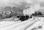 Eine 18.4 verlässt mit einem kurzen Nahgüterzug den tief verschneiten Bahnhof Immenstadt. (1937) <i>Foto: RVM</i>