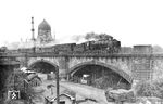 Die 1923 fabrikneu zum Bw Dresden Altstadt zugeteilte 39 023 überquert vor dem markanten Fabrikgebäude der Zigarettenfabrik Yenidze die Elbebrücke in Dresden auf dem Weg nach Dresden-Neustadt.  (1925) <i>Foto: DLA Darmstadt (Hubert)</i>