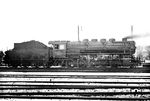Die am 14.12.1926 dem Bw Weißenfels zugeteilte Lok wendet im Bw Saalfeld (Saale). Von April 1927 bis April 1928 gehörte die Lok der Versuchsgruppe zur Feststellung der Brauchbarkeit und Wirtschaftlichkeit der Baureihe 44 an. Im Dienstplan II wurden drei Versuchslok G 56.20 (44 002, 009, 010) und drei Vergleichslok G 56.16 (BR 58) zu Vergleichsfahrten eingesetzt. Mit Abgabe der 44 010 am 15.07.1936 an das Bw Würzburg war der Einsatz der Baureihe 44 bei der Rbd Erfurt vorerst beendet. Die Auslieferung der Serienloks der BR 44 begann im Juli 1937.  (03.1927) <i>Foto: Ernst Schörner</i>