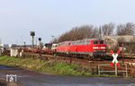 218 341 und 218 369 setzen in Westerland für den Autozug D 1435 an die Verladeanlage um. (19.01.2019) <i>Foto: Joachim Bügel</i>