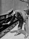 Ein Wagenmeister löst den Bremszug am Wagen "Hannover 16389", einem B4ü-30, im Rahmen der Bremsprobe in Berlin Anhalter Bahnhof. (1934) <i>Foto: RVM</i>