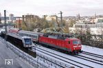 Die Baureihe 120 hat die Nachfolge der Baureihen 115/181 vor dem PbZ 2470 (Frankfurt - Dortmund) angetreten. Hier liefert sich 120 152 vor dem Zug mit Abellio VT 12.12.04 als S 7 nach Remscheid in Wuppertal-Elberfeld ein Wettrennen. (01.02.2019) <i>Foto: Wolfgang Bügel</i>