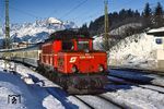 ÖBB 1020.014 mit Wintersport-Sonderzug D 13223 auf der Giselabahn in Fieberbunn. (02.1989) <i>Foto: Robin Fell</i>