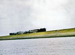 Eine P 8 vom Bw Husum mit P 2720 (Westerland - Itzehoe) auf dem Hindenburgdamm östlich von Morsum. (1963) <i>Foto: Reinhold Palm</i>