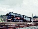 44 698 (Bw Dillenburg) mit einem Güterzug auf der Main-Weser-Bahn in Bad Nauheim. (1959) <i>Foto: Reinhold Palm</i>