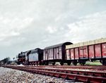 44 698 fährt mit einem Güterzug aus dem Überholungsgleis in Bad Nauheim. Die Lok wurde bereits im September 1965 abgestellt. Beachtenswert ist auch der 2. Wagen hinter Lok, ein Ommr 42 (= E 032) mit der Grubenholzladung, das in großen Mengen zur Aussteifung der Stollen im Steinkohlenbergbau eingesetzt wurde. Die Ommr 42 (ca. 1.900 Stück) waren von 1958 bis 1961 durch den Umbau von Ommr 32 "Linz" entstanden.  (1959) <i>Foto: Reinhold Palm</i>