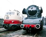 Zwei Loks, die bis heute Kultstatus genießen, treffen im Bw Kassel aufeinander. Die 1957 angelieferte Baureihe 10 stellte den Höhepunkt des Dampfloksbaus bei der DB dar, 14 Jahre später war die Baureihe 103 das Non plus ultra auf deutschen Schienen.  (1972) <i>Foto: Reinhold Palm</i>