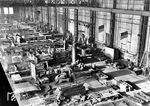 Blick in das Innenleben der Rahmenbau- und Montagehalle des VEB Lokomotivbau Karl Marx Babelsberg (LKM). In der Fertigung befinden sich zahlreiche Rahmen unterschiedlicher Dampfloktypen. (1952) <i>Foto: Slg. Eisenbahnstiftung</i>