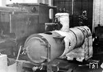 Anbringen des Wärmeschutzes am Schmalspurlokkessel. (1950) <i>Foto: Slg. Eisenbahnstiftung</i>