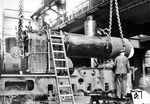 Der Kessel einer OP-Schmalspurlok wird auf den Lokrahmen gehoben. (1950) <i>Foto: Slg. Eisenbahnstiftung</i>
