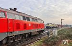 Bei der Einfahrt des Autozuges D 1422 mit 218 480 und 218 490 nach Westerland kam es zu der nicht ganz erfreulichen Begegnung mit den Zugloks aus dem Autozug D 1420. (20.01.2019) <i>Foto: Joachim Bügel</i>