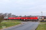 218 344 und 218 366 setzen den Autozug D 1429 über den Bahnübergang "Königskamp" in Tinnum an die Beladeanlage um. (20.01.2019) <i>Foto: Joachim Bügel</i>