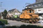 Lok 15 der Bahnen der Stadt Monheim (AEG Baujahr 1928) mit einem Güterzug in Monheim im Rheinland. Die Lok gehörte zu den beiden stärker motorisierten Loks und blieb bis zum Schluss am 4. September 1979 in Dienst. (30.08.1979) <i>Foto: Peter Schiffer</i>