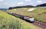 141 038 (Bw Nürnberg) mit N 5474 im Einschnitt bei Pölling. (19.07.1985) <i>Foto: Wolfgang Bügel</i>