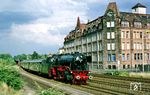 23 105 fährt mit Sonderzug D 18620 aus Amberg vor dem Verwaltungsgebäude der Fa. Diehl in den Nürnberger Hauptbahnhof ein. (20.07.1985) <i>Foto: Wolfgang Bügel</i>