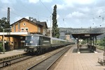 110 439 durchfährt vor D 709 (Dortmund - Konstanz) den Bahnhof Oberwesel. (29.07.1979) <i>Foto: Peter Schiffer</i>