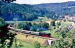 Dem Wandererzug folgte der "planmäßige" Sonderzug D 18605 nach Amberg mit 23 105, aufgenommen kurz vor Etzelwang. (28.07.1985) <i>Foto: Joachim Bügel</i>