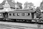 Bi-Wagen 18 der Kassel-Naumburger Eisenbahn in Naumburg (KN). 1965 betrug der Personenwagenbestand der KN 25 Wagen. Daneben gab es noch 30 Güterwagen und 3 Gepäck-/Postwagen. (27.05.1964) <i>Foto: Helmut Röth</i>