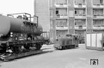 Die Wandsbeker Industriebahn GmbH diente als Güteranschlussbahn im Stadtteil Hamburg-Wandsbek 50 Jahre lang der Zustellung von Güterwagen vom eigenen Übergabebahnhof Hamburg-Wandsbek zu fast vierzig Industriebetrieben. Rund zwanzig davon waren die Gesellschafter dieser GmbH. Die normalspurigen Güterwagen wurden auf Rollböcken, später auf Rollwagen zugestellt. Die Züge wurden anfangs mit elektrischen Akku-Lokomotiven, die im Bahnhof auch an der Oberleitung betrieben werden konnten, von 1920 bis 1957 mit Dampfloks befördert. Bis zur Stilllegung der Bahn am 30. Juni 1966 waren auch Dieselloks im Einsatz. (11.06.1966) <i>Foto: Gerd Wolff</i>