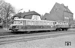 Der T 5 war das modernste Fahrzeug der Schleswiger Kreisbahn und kam 1958 von MAN fabrikneu hierher. Hier steht er mit Personenwagen Nr. 25 als Personenzug nach Schleswig Altstadt im Bahnhof Kappeln an der Schlei. (14.04.1965) <i>Foto: Gerd Wolff</i>