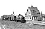 V 85 mit einem Güterzug im Bahnhof Rockenberg auf dem Weg nach Bad Nauheim. (28.05.1965) <i>Foto: Gerd Wolff</i>