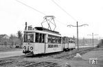 Tw 15 mit Bw 72 der Herkulesbahn, eine meterspurige Kleinbahn im Stadtgebiet von Kassel, die den Hohen Habichtswald und die dortige Herkulesstatue erschloss, in Kassel.  (28.05.1964) <i>Foto: Helmut Röth</i>