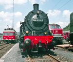 Bei ihrer Leistungsschau im Bahnhof Dillenburg präsentierte die DB u.a. 094 639, die sich seit 1932 über die Steilstrecken der Umgebung mühte, sowie die gerade einmal ein Jahr alte 216 195 aus Limburg. (06.06.1970) <i>Foto: Reinhold Palm</i>