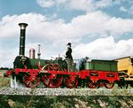 Der "Adler" war die Lok, die am 7. Dezember 1835 die erste deutsche Eisenbahn zwischen Nürnberg und Fürth eröffnete. Obwohl das Original bereits 1857 ausgemustert und verschrottet wurde, sollte schon mit der Errichtung des Verkehrsmuseums Nürnberg im Jahr 1925 ein Nachbau entstehen. Zum 100-Jahr-Jubiläum der Eisenbahn in Deutschland 1935 wurde dann ab 1933 von der Deutschen Reichsbahn im Ausbesserungswerk Kaiserslautern ein weitgehend originalgetreuer Nachbau realisiert, der hier anlässlich des 125-jährigen Jubiläums der deutschen Eisenbahnen für einen Werbetermin unterwegs ist. (1960) <i>Foto: Reinhold Palm</i>