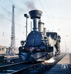 Die 1860 bei StEG gebaute Lok 680 war zunächst bei der österreichischen Südbahn im Einsatz, von 1925 bis 1964 bei der Graz-Köflacher-Eisenbahn. Im Rahmen der Wiederaufführung von Buster Keatons Stummfilm "Der General" aus dem Jahre 1926 erreicht sie auf Werbetour - übrigens genau 100 Jahre nach dem tatsächlichen Ereignis in den amerikanischen Südstaaten - den Frankfurter Hauptbahnhof. (02.1962) <i>Foto: Reinhold Palm</i>