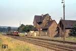 211 271 läuft mit einem Eilzug von Gummersbach nach Köln in den Bahnhof Ehreshoven ein. (21.06.1979) <i>Foto: Peter Schiffer</i>