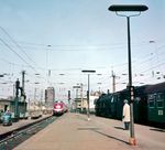 Um 9.52 Uhr verlässt ein VT 11 planmäßig als TEE 75 "Saphir" nach Oostende (Ankunft 13.58 Uhr) den Kölner Hauptbahnhof. Eine 01.10 mit einem Personenzug hat das Nachsehen. (1958) <i>Foto: Reinhold Palm</i>