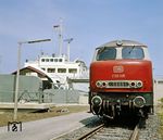 V 160 008 (Abnahme am 22.10.1962), die mit der Eröffnung der Vogelfluglinie von Hamburg-Altona nach Lübeck umstationiert worden war, vor dem Fährschiff "Deutschland" im Bahnhof Puttgarden. (1963) <i>Foto: Reinhold Palm</i>
