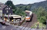 218 142 mit der zugehörigen Citybahngarnitur als Sonderzug E 25439 in Wuppertal-Beyenburg. (03.08.1985) <i>Foto: Wolfgang Bügel</i>